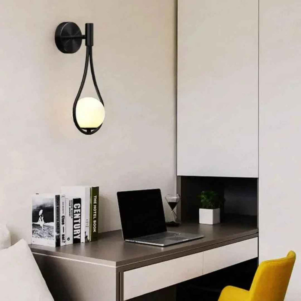 Gemma Wandlamp | Sculpturaal Design met Glazen Orb, Dimbare LED