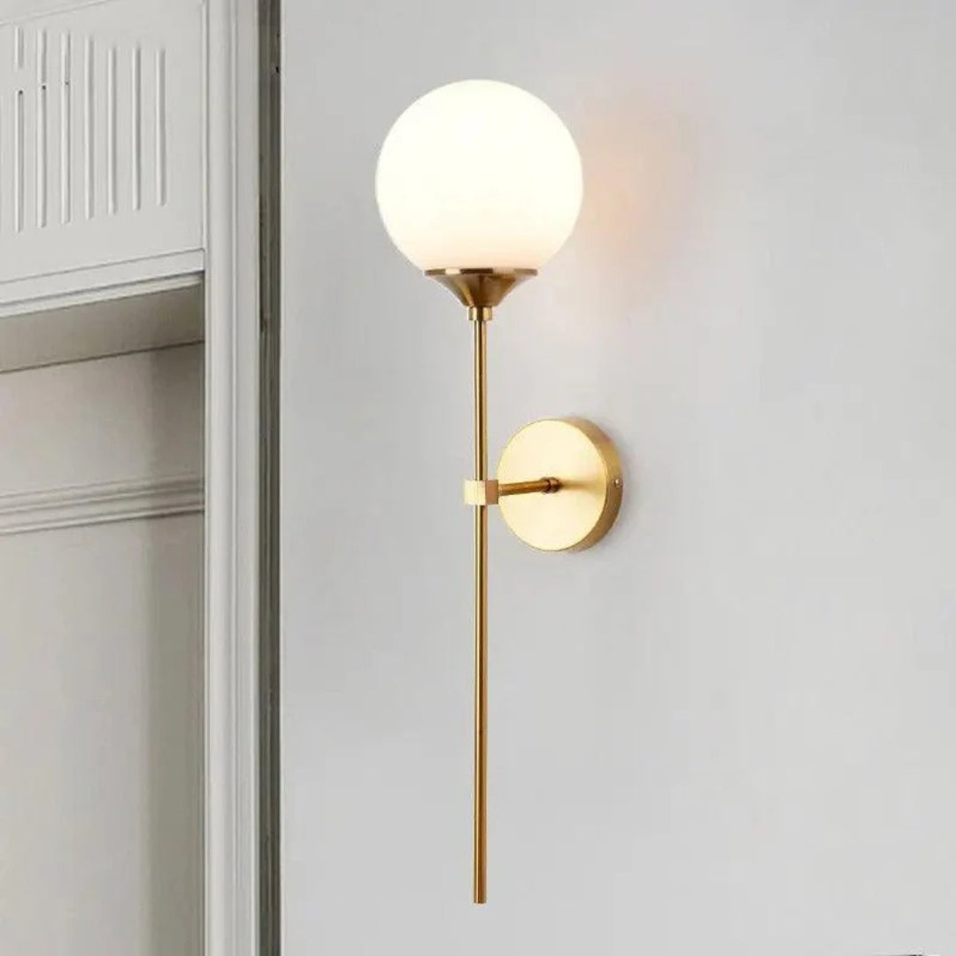 Liora Wandlamp | Gouden Metalen Frame, Glazen Bol