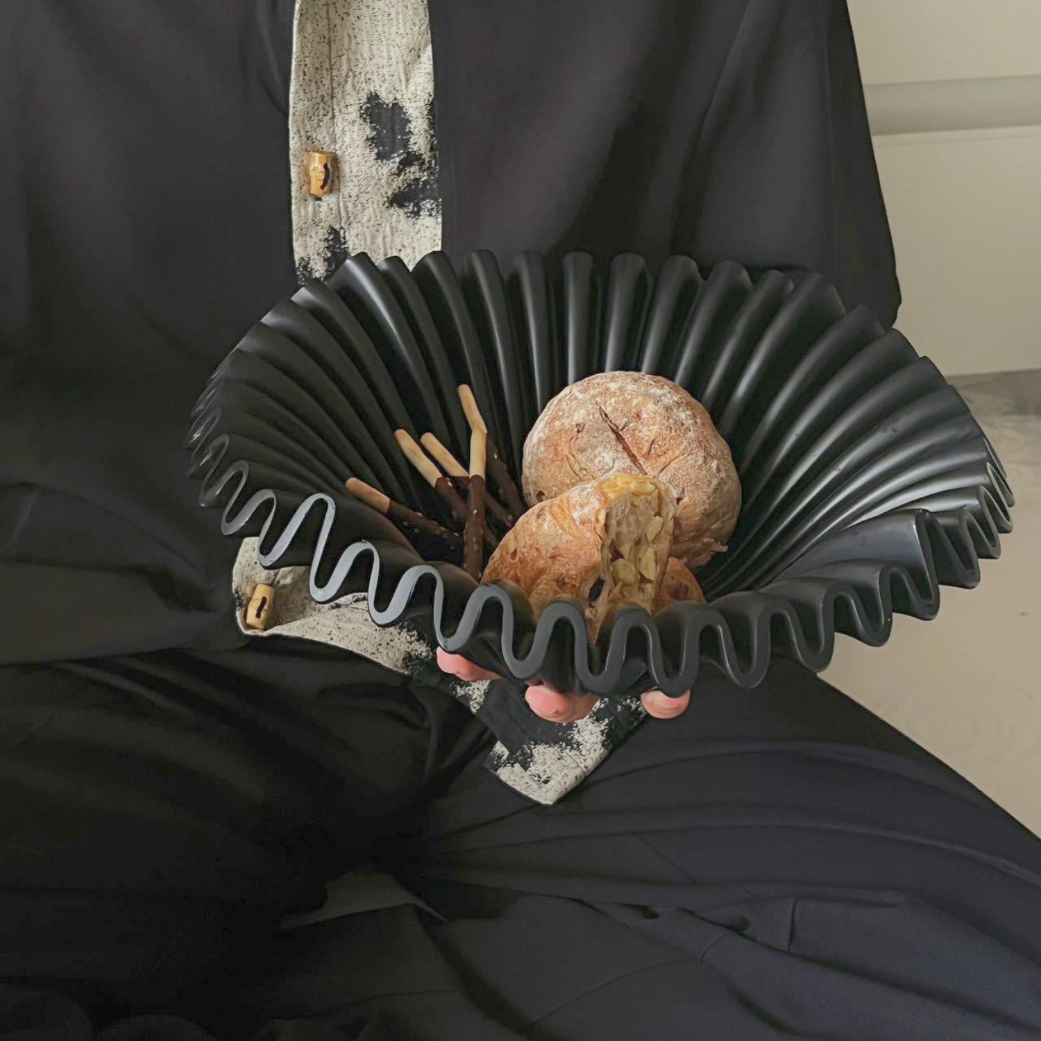 Bello Ceramic Fruit Bowl | Organic Shell Design, Black Finish