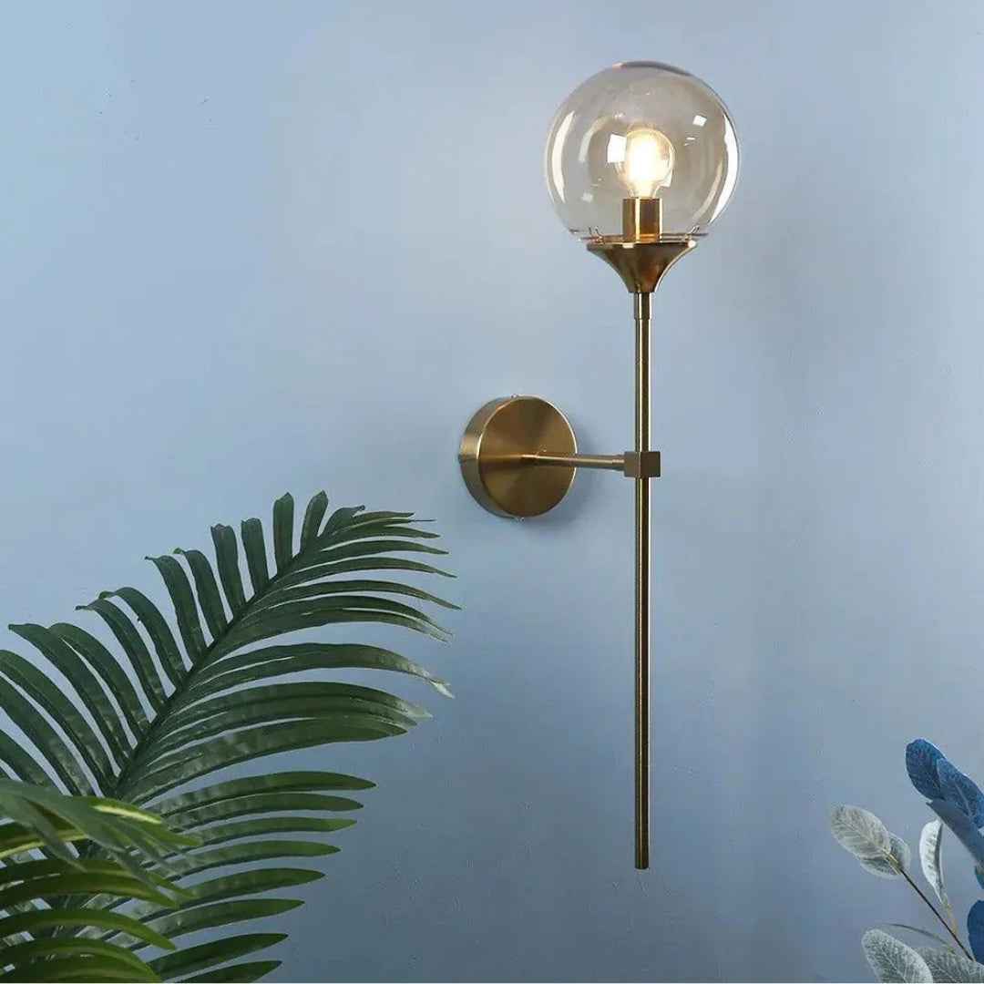 Liora Wandlamp | Gouden Metalen Frame, Glazen Bol