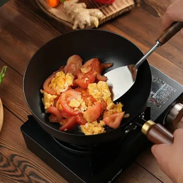 Cast Iron Skillet Hand-Forged Iron, Wooden Handle, 24–28 cm