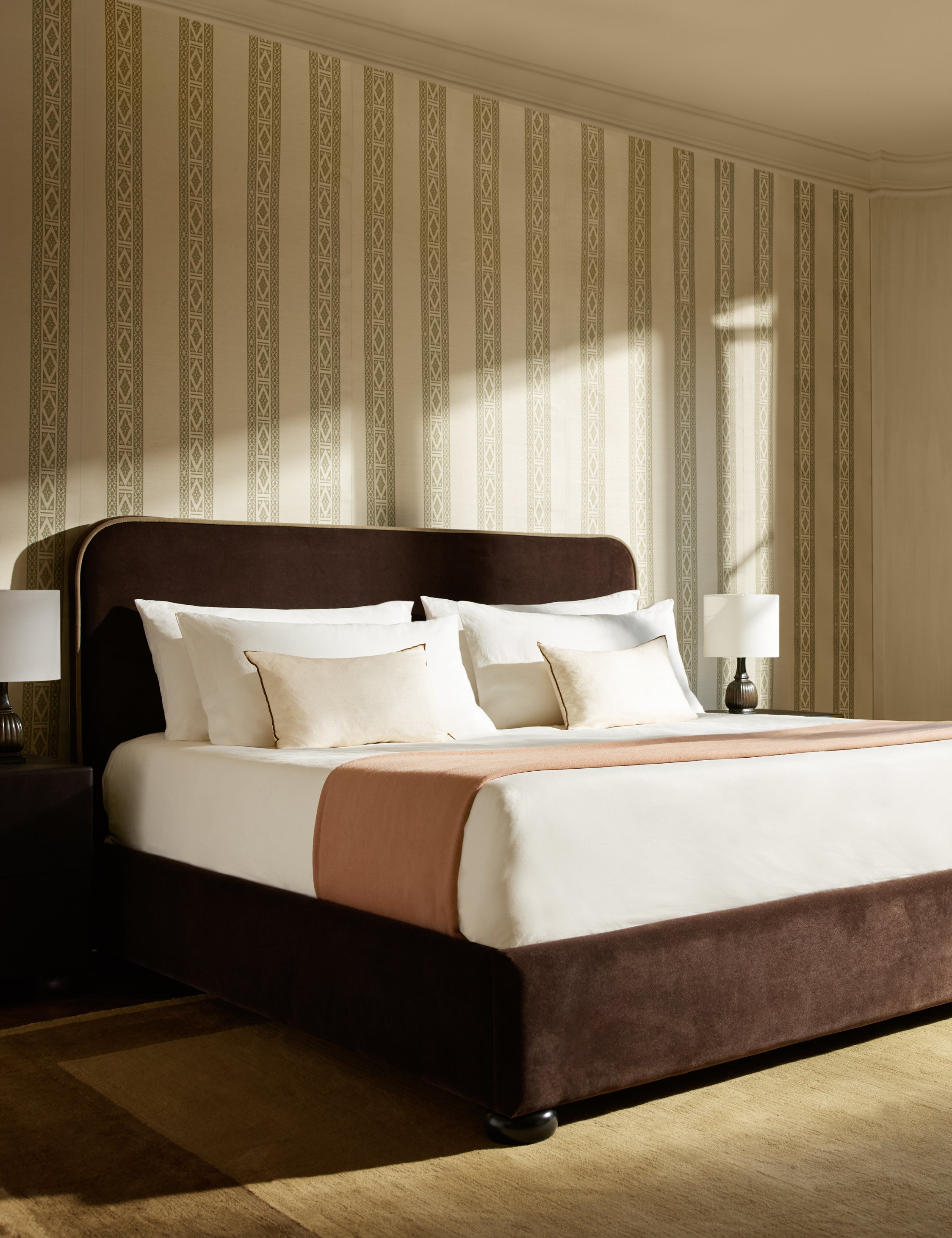 Carys Linen Pillow | Contrast Piping, Two-Tone Design