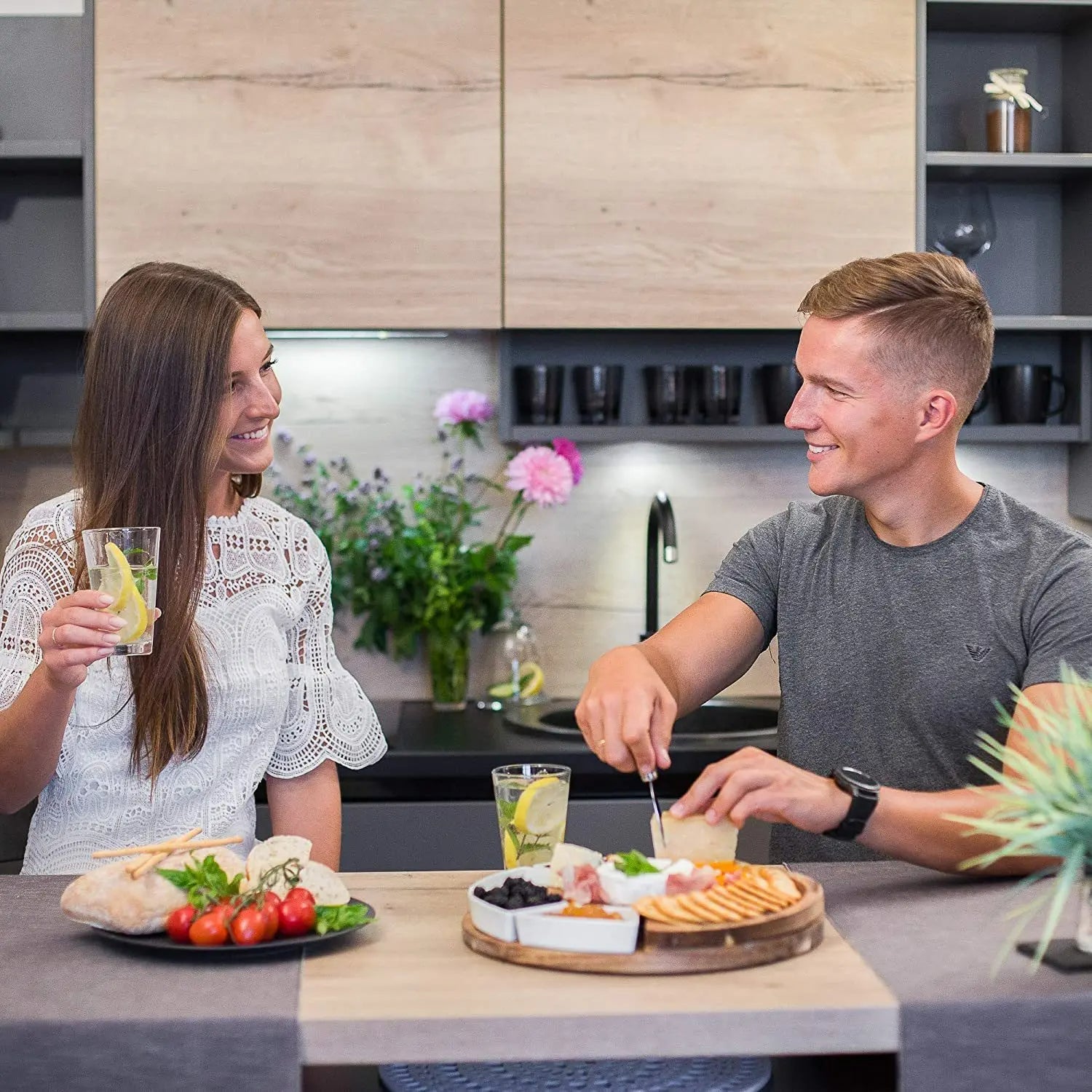 Plankora – Elegant Cheese Board and Knife Set for Festive Presentations