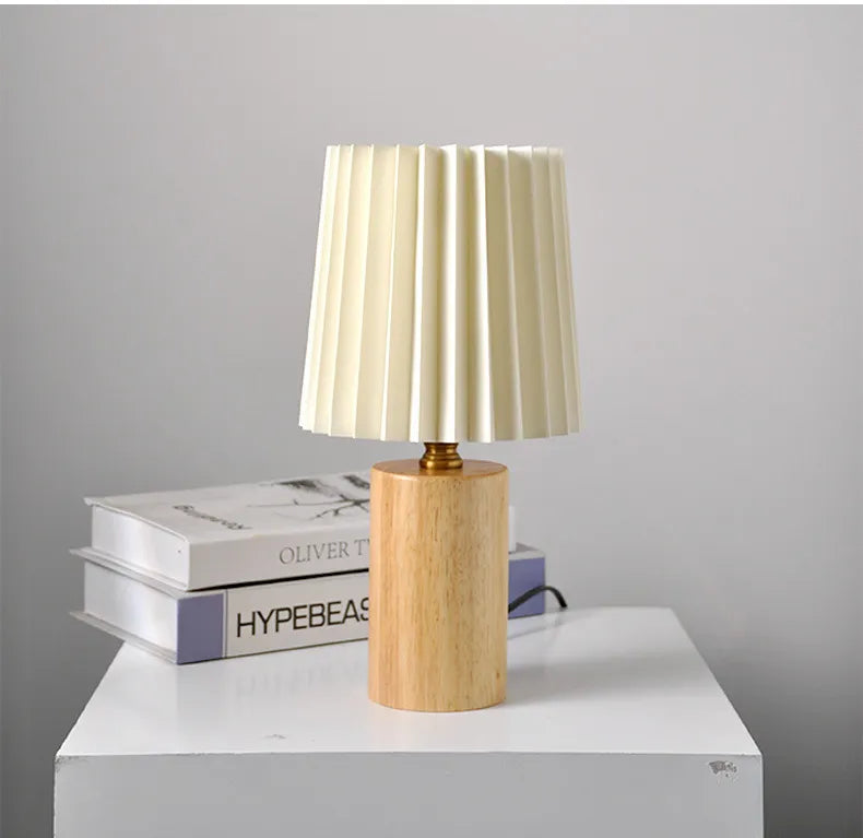 Bela LED Tafellamp | Houten Voet, Geplisseerde Kap