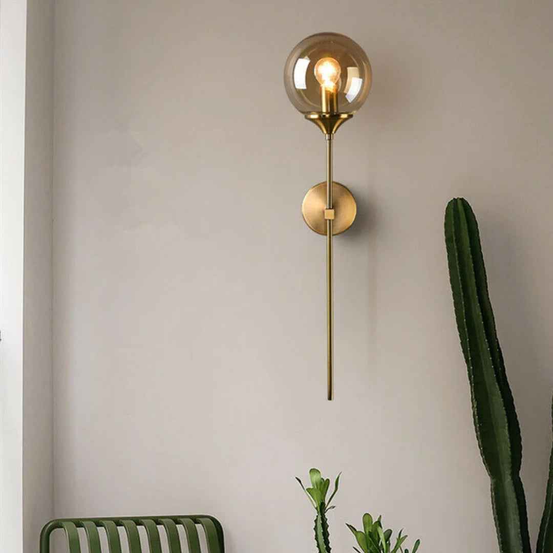 Liora Wandlamp | Gouden Metalen Frame, Glazen Bol