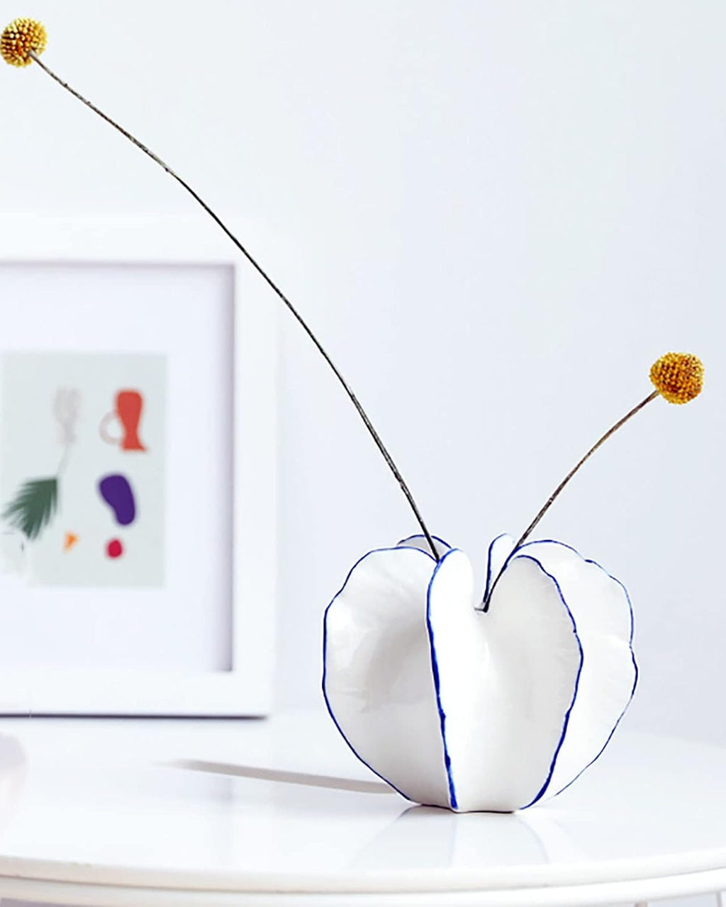 AureVasque: Decorative Ceramic Vase with Elegant Silhouette – for Table & Shelf
