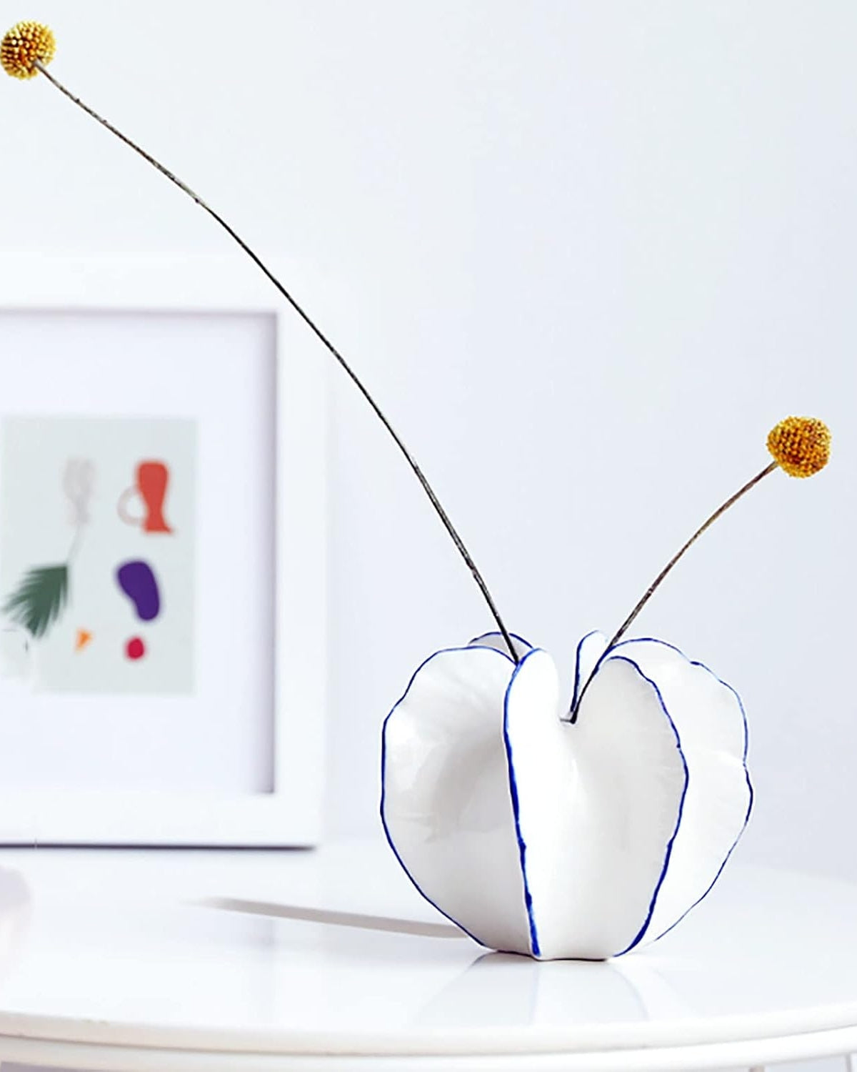 AureVasque: Decorative Ceramic Vase with Elegant Silhouette – for Table & Shelf