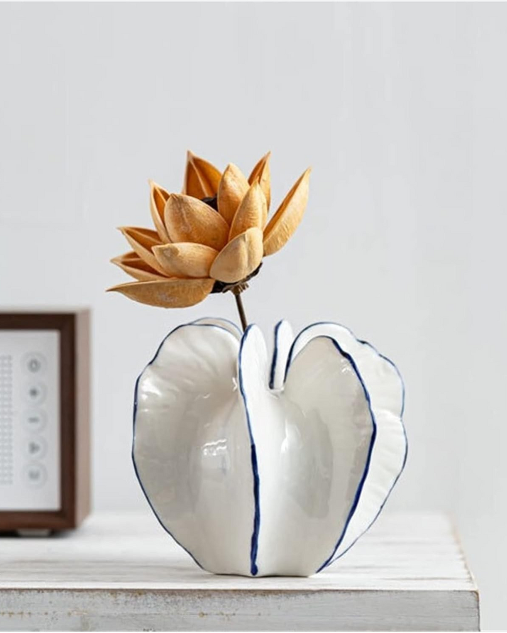 AureVasque: Decorative Ceramic Vase with Elegant Silhouette – for Table & Shelf
