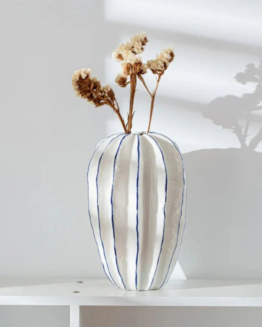 AureVasque: Decorative Ceramic Vase with Elegant Silhouette – for Table & Shelf