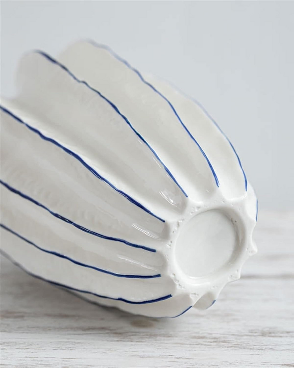 AureVasque: Decorative Ceramic Vase with Elegant Silhouette – for Table & Shelf