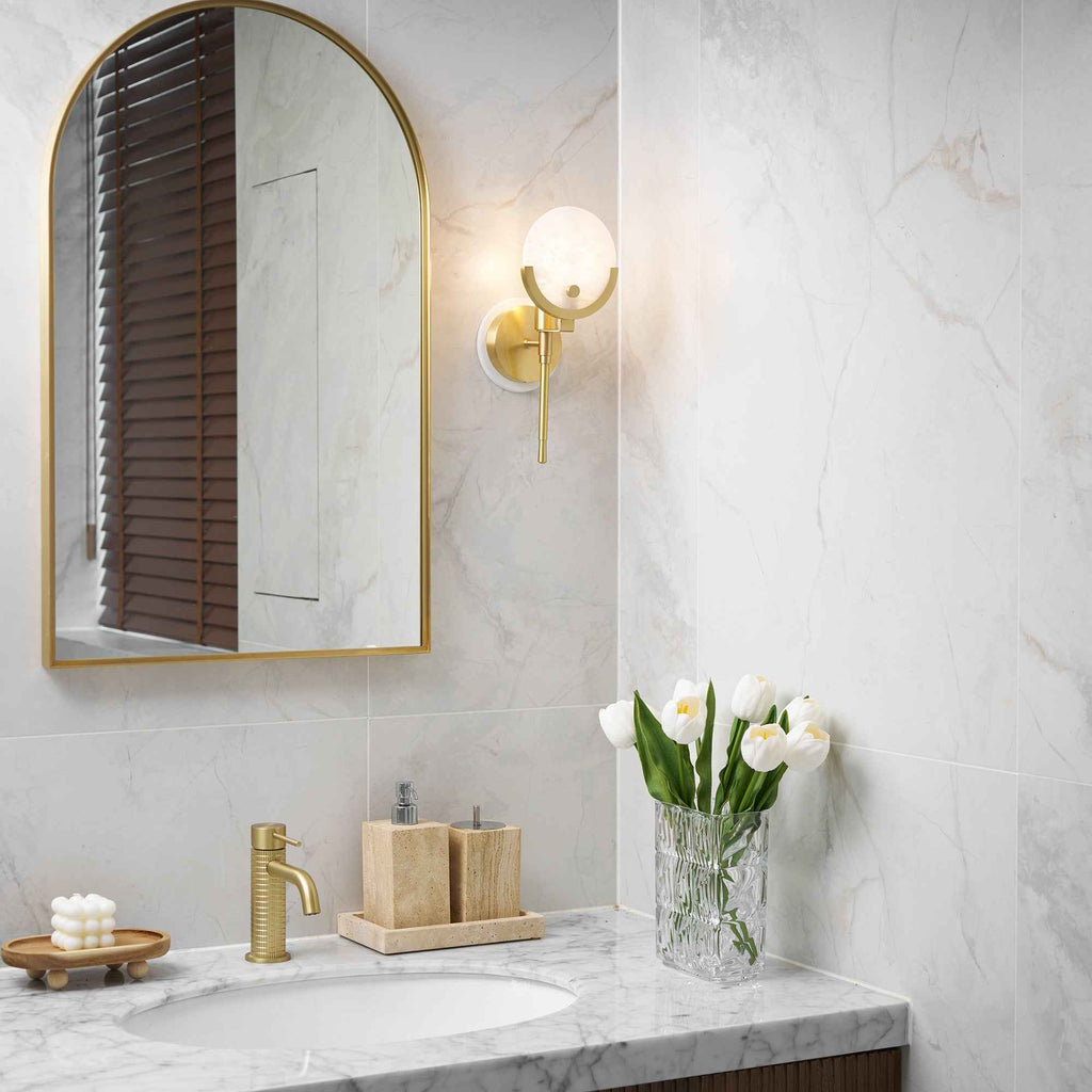 Sable Wandlamp | Messing met Natuurlijk Albast, Sculpturaal Ontwerp
