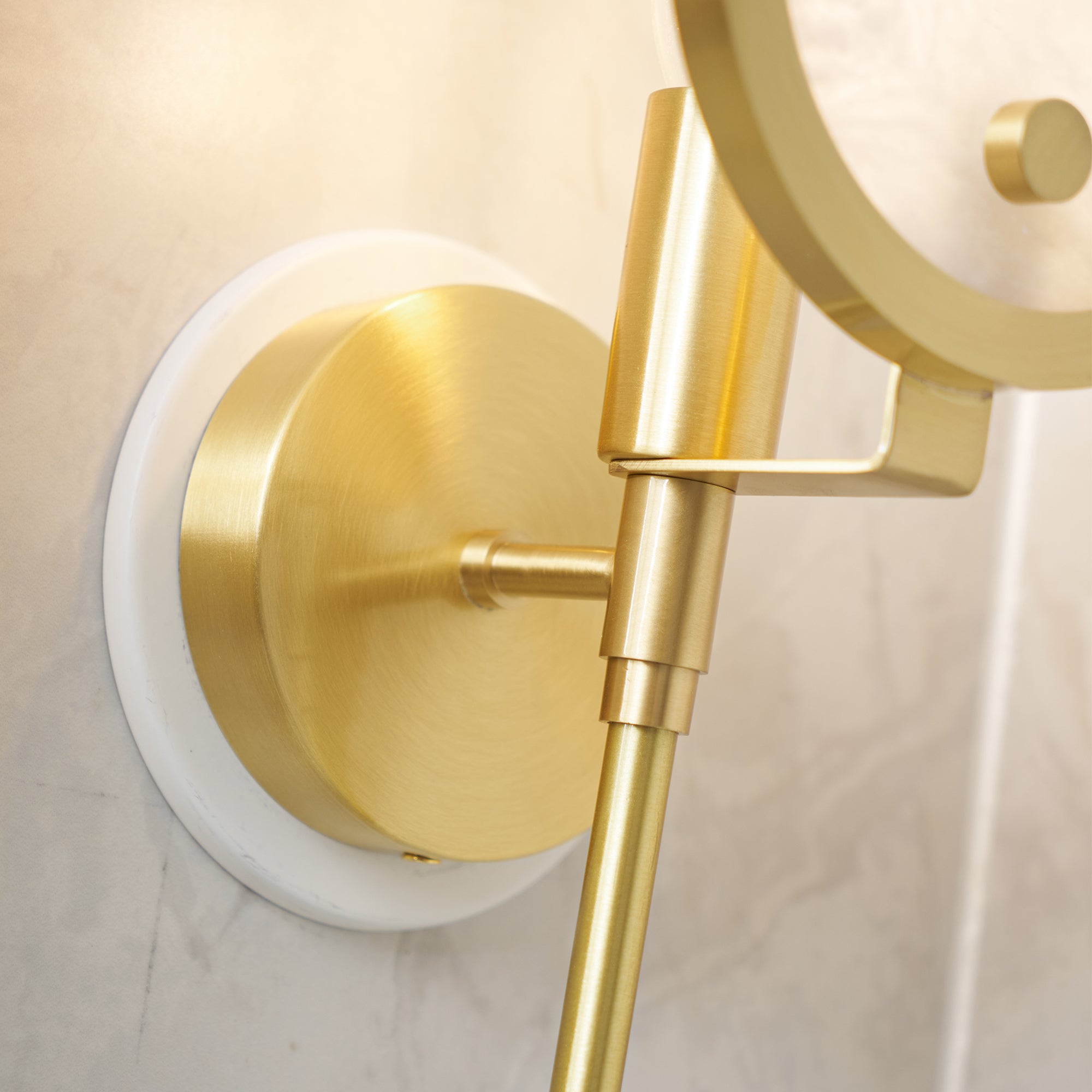 Sable Wandlamp | Messing met Natuurlijk Albast, Sculpturaal Ontwerp