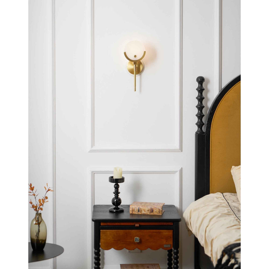 Sable Wandlamp | Messing met Natuurlijk Albast, Sculpturaal Ontwerp