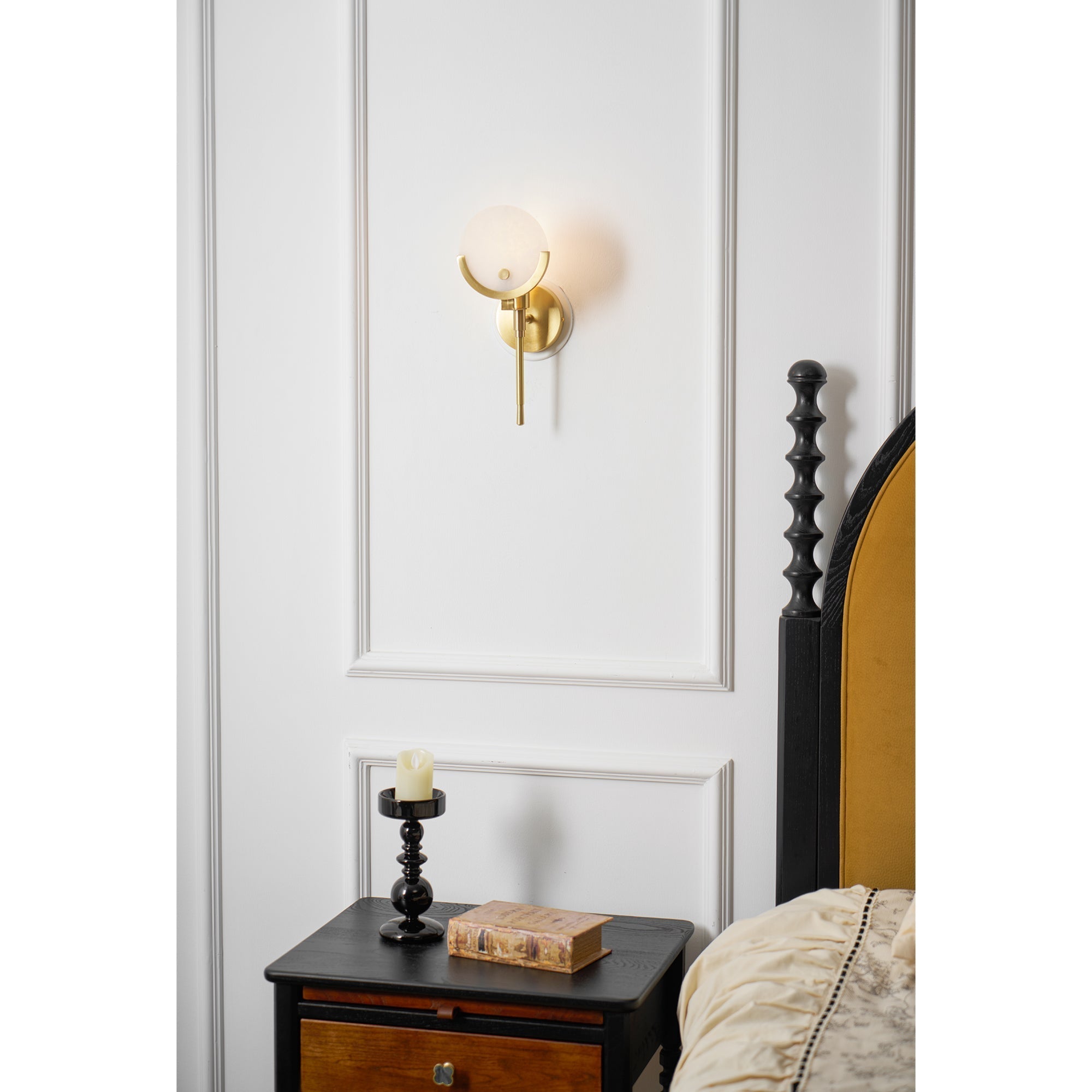 Sable Wandlamp | Messing met Natuurlijk Albast, Sculpturaal Ontwerp