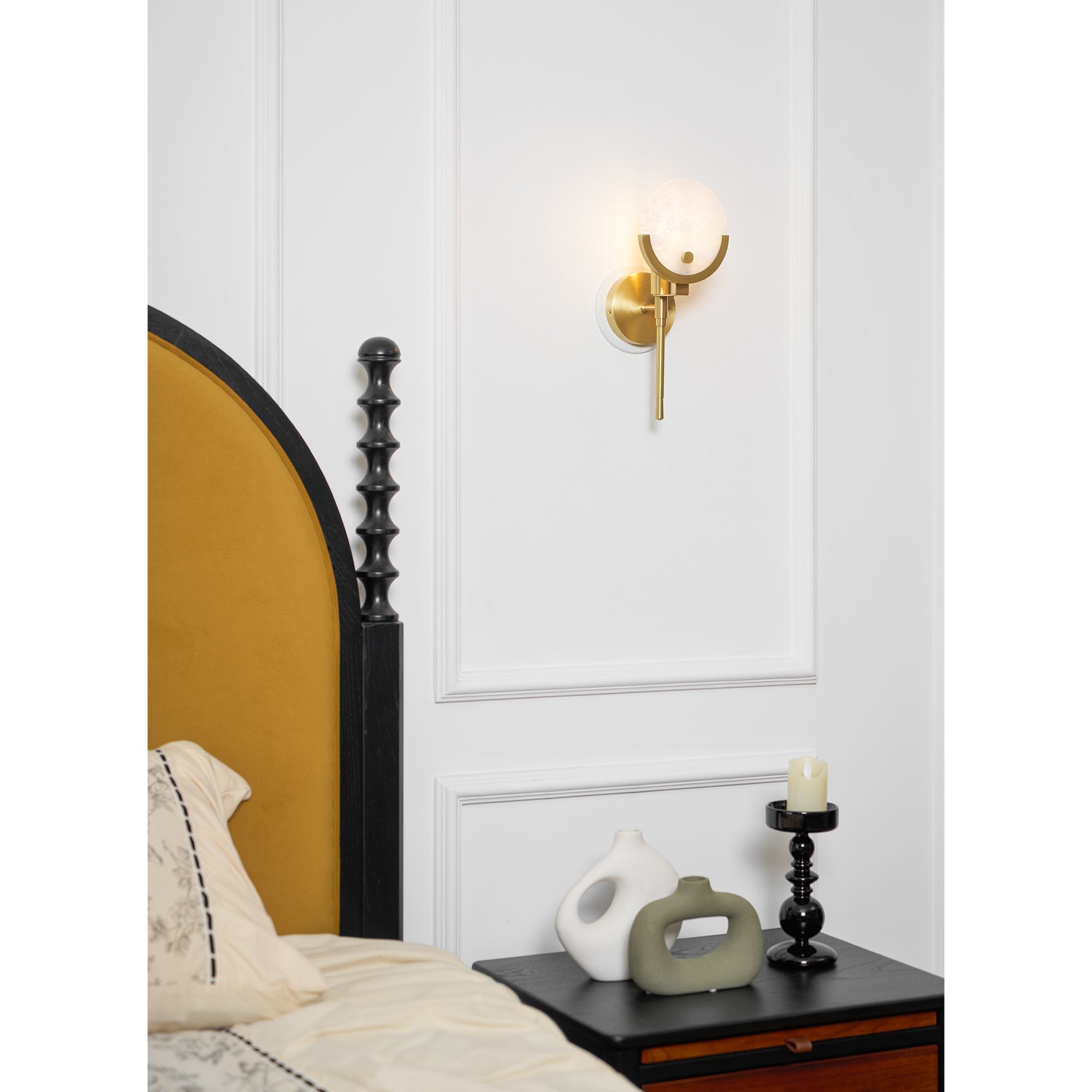Sable Wandlamp | Messing met Natuurlijk Albast, Sculpturaal Ontwerp
