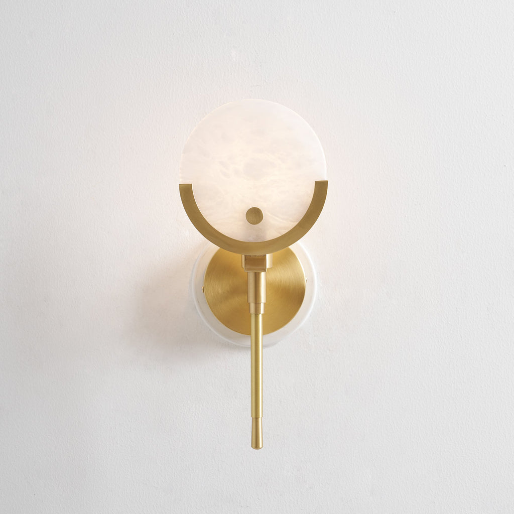 Sable Wandlamp | Messing met Natuurlijk Albast, Sculpturaal Ontwerp