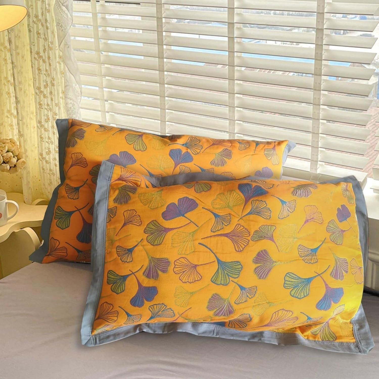 LeafMagic: Pillowcase embroidered with Ginkgo motif – decorative & easy-care for living areas