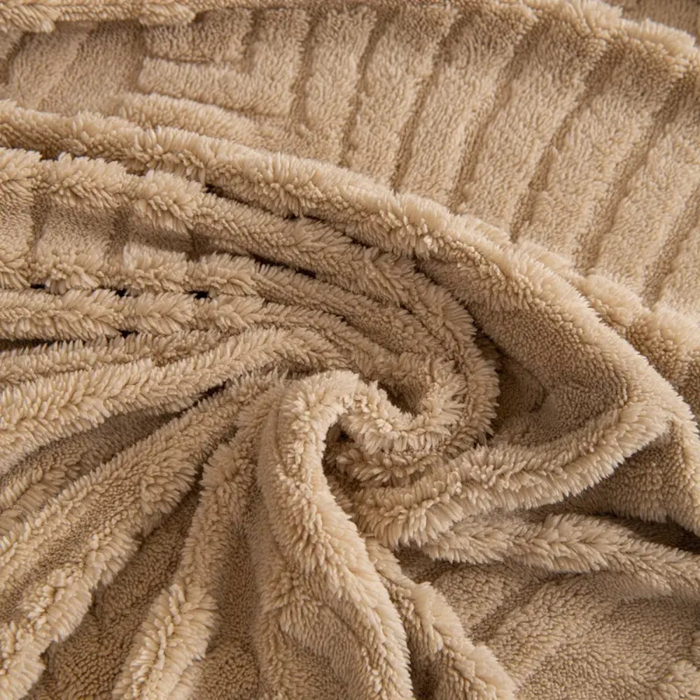Leaf Line: Fleece Sofa Throw in Herringbone Leaf Pattern & Non-Slip Grip – for Living Room & Couch