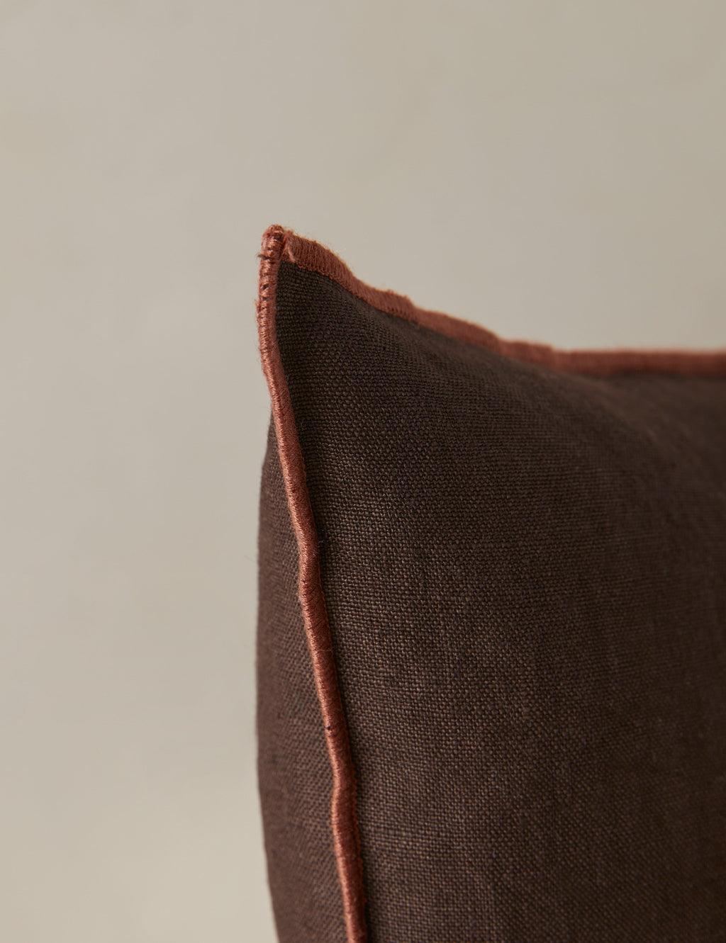 Cleo Linen Pillow | Contrast Piping, Two-Tone Design