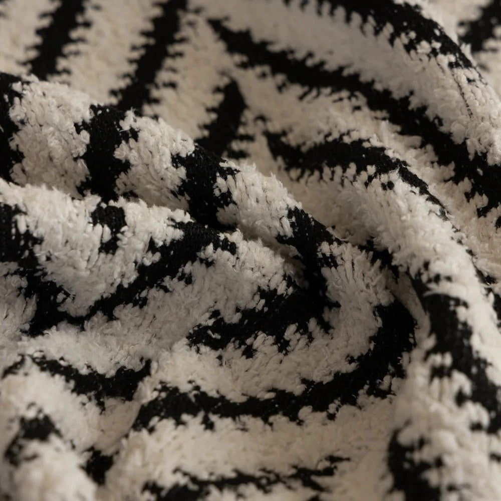 ChevronHaus: Sofa Throw in Herringbone Design with Decorative Tassels – for Living Room & Couch
