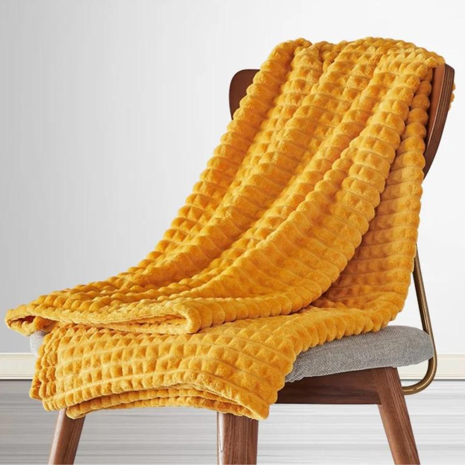 CozyNest: Fluffy Snuggle Blanket – Soft Sofa Blanket for Bed & Living Room
