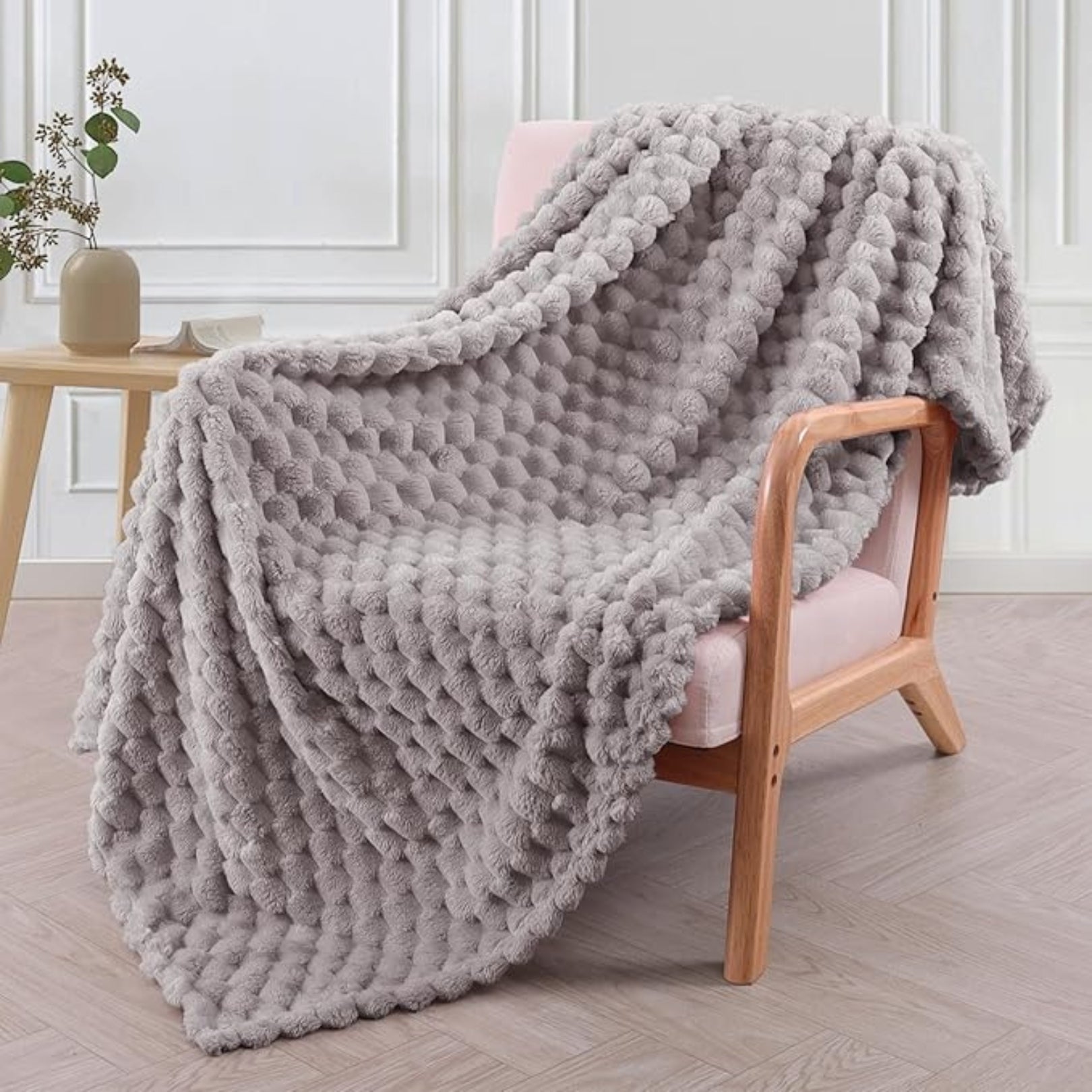 CozyNest: Fluffy Snuggle Blanket – Soft Sofa Blanket for Bed & Living Room