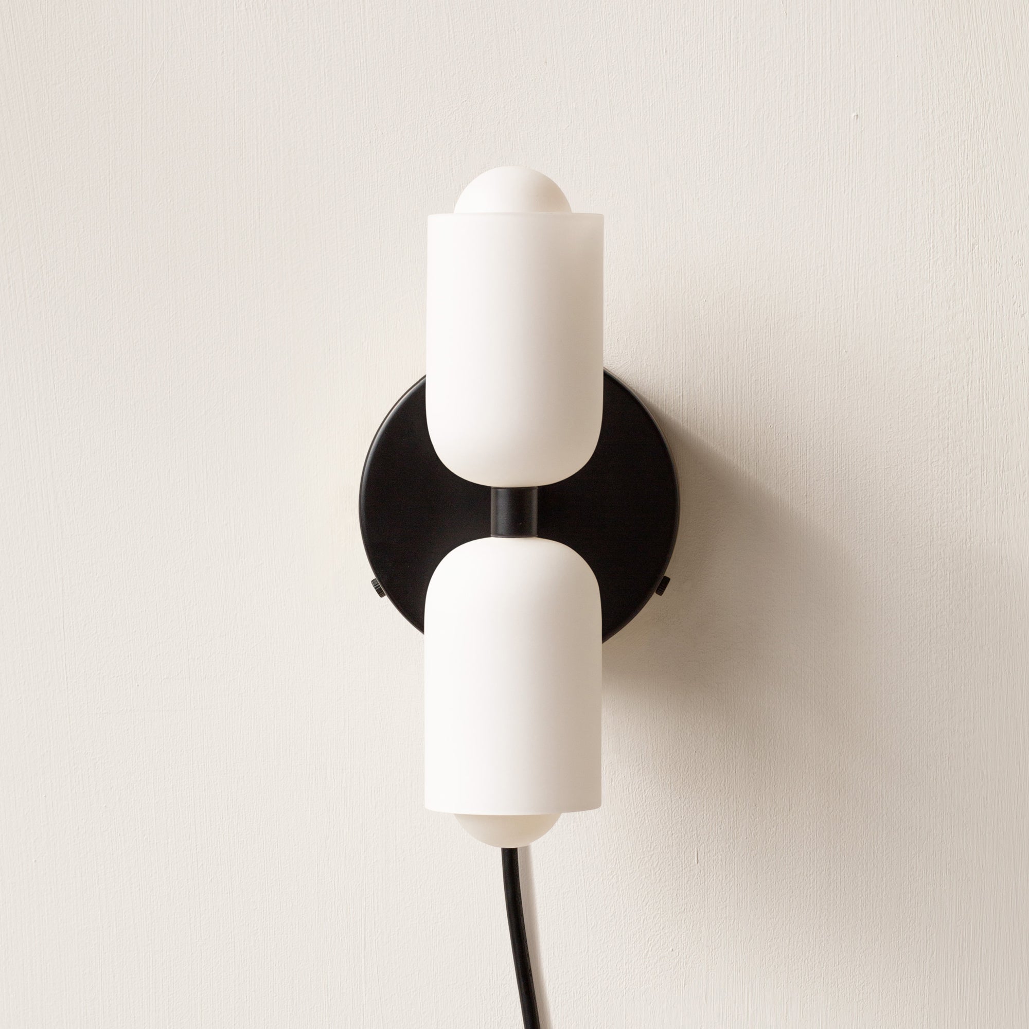 DuoLux: Modern LED Wall Light 2-Bulb – Stylish & Decorative for Living Room & Dining Room