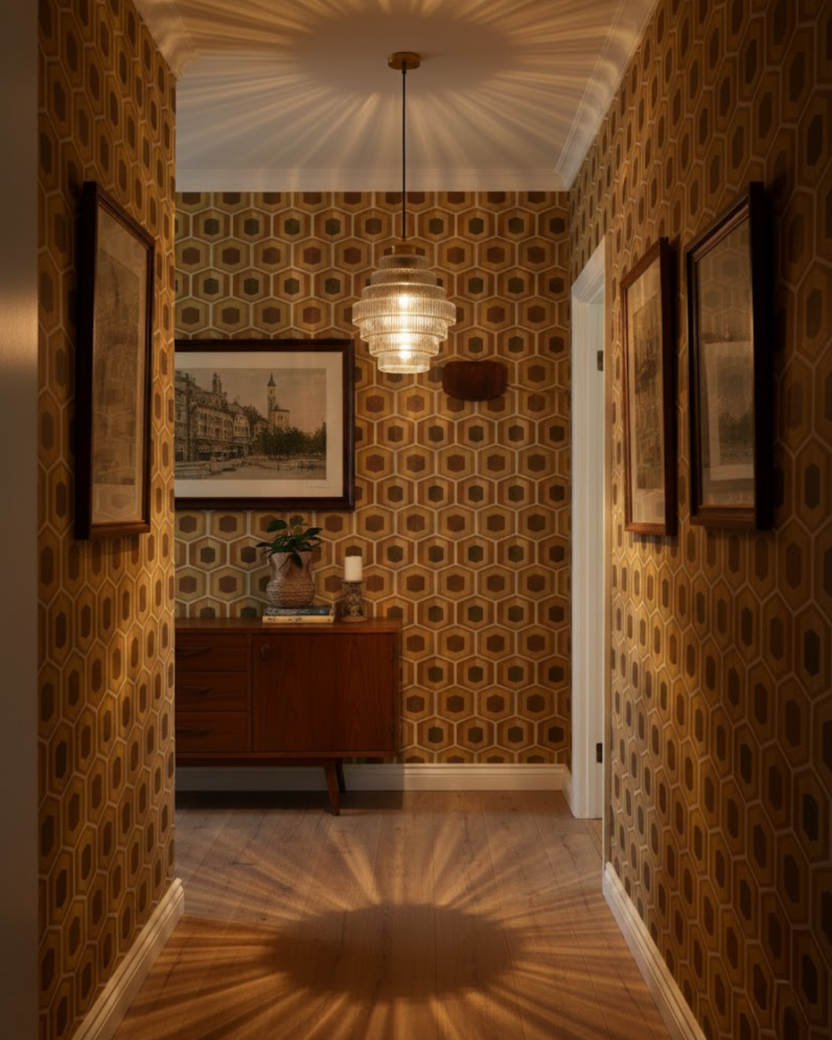 ÉclatAmbiente: Pendant Light Design – Gold-Plated Glass Lamp with Floating Shape, Luxurious for Living Room & Dining Room