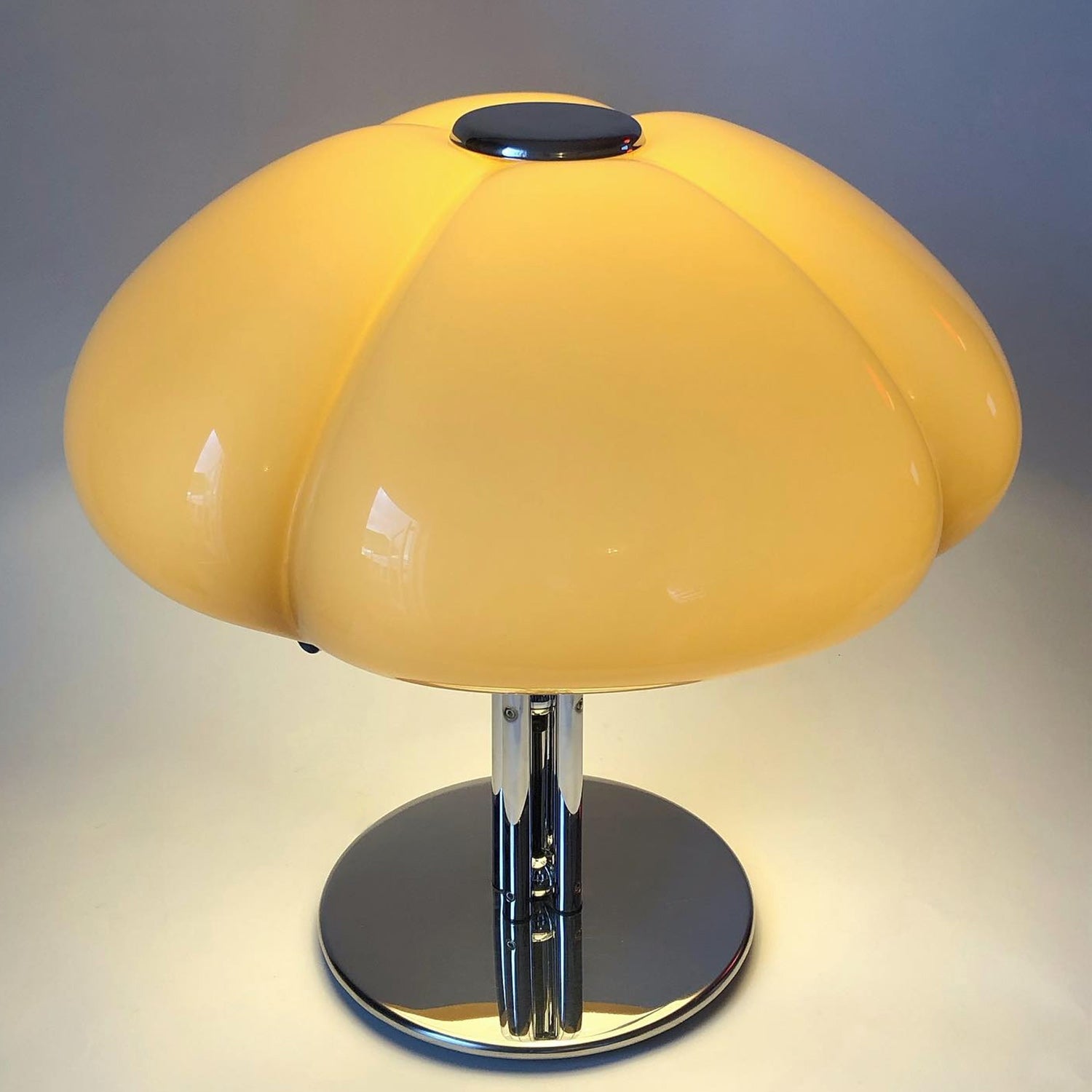 Clover-Glass Petal Table Lamp — Chrome Base