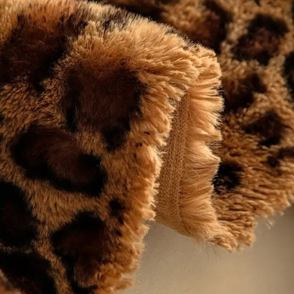 CozyLeopard: Sofa Cover with Leopard Pattern & Plush Texture – for Living Room & Couch