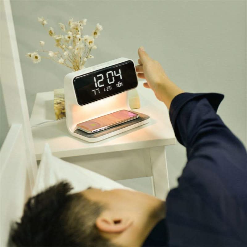 KlarBlick: Modern Desk Clock with Dimmable LED Light & Inductive Charging Station – for Home Office & Nightstand
