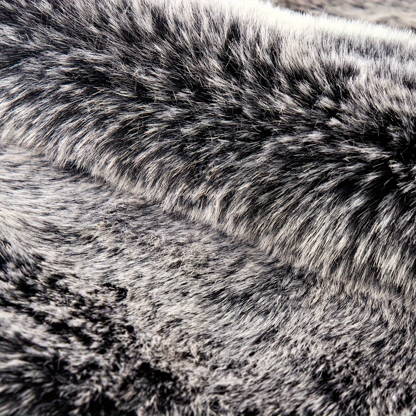 CuddleFur: Polygonal Rug Made of Faux Fur with Plush Surface – for Terrace & Picnic