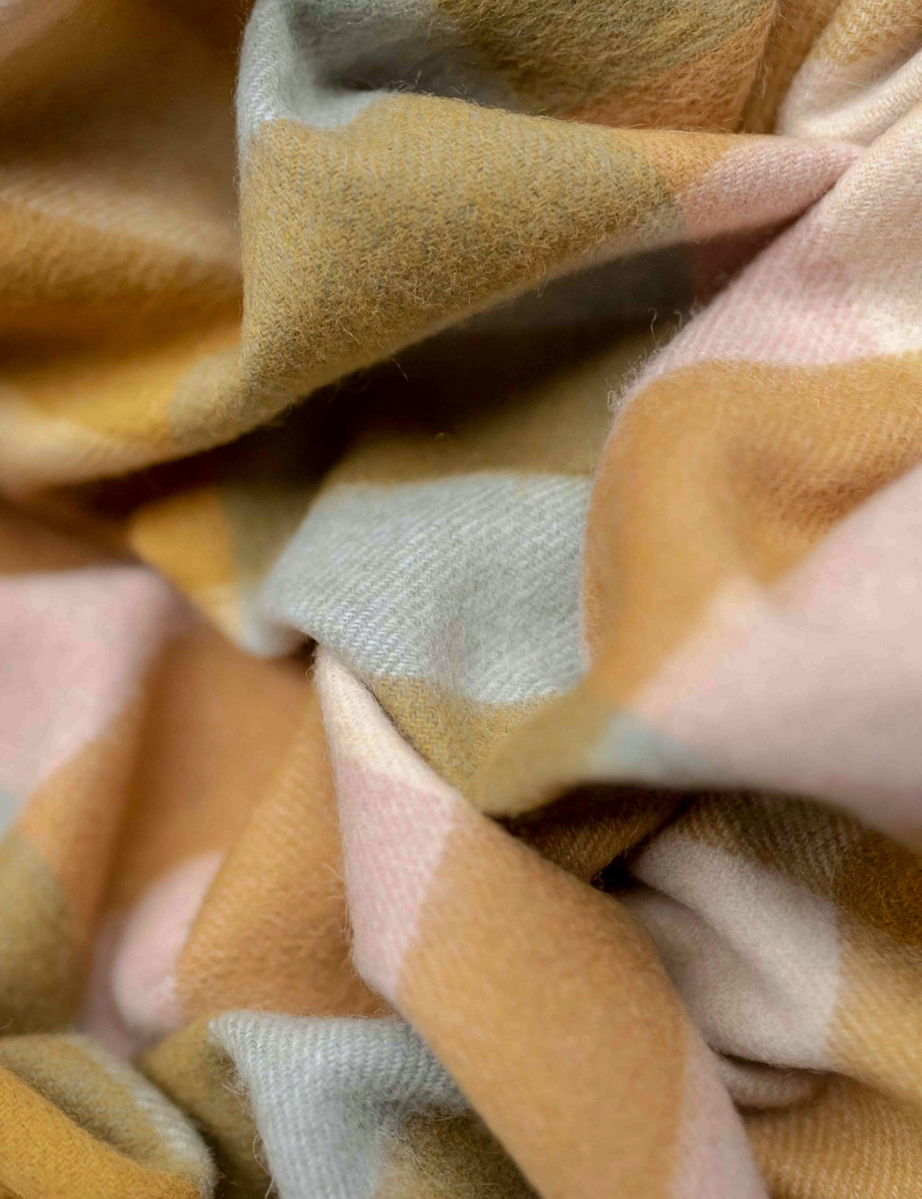 Bello Lambswool Throw | Hypoallergenic, Soft Natural Fiber
