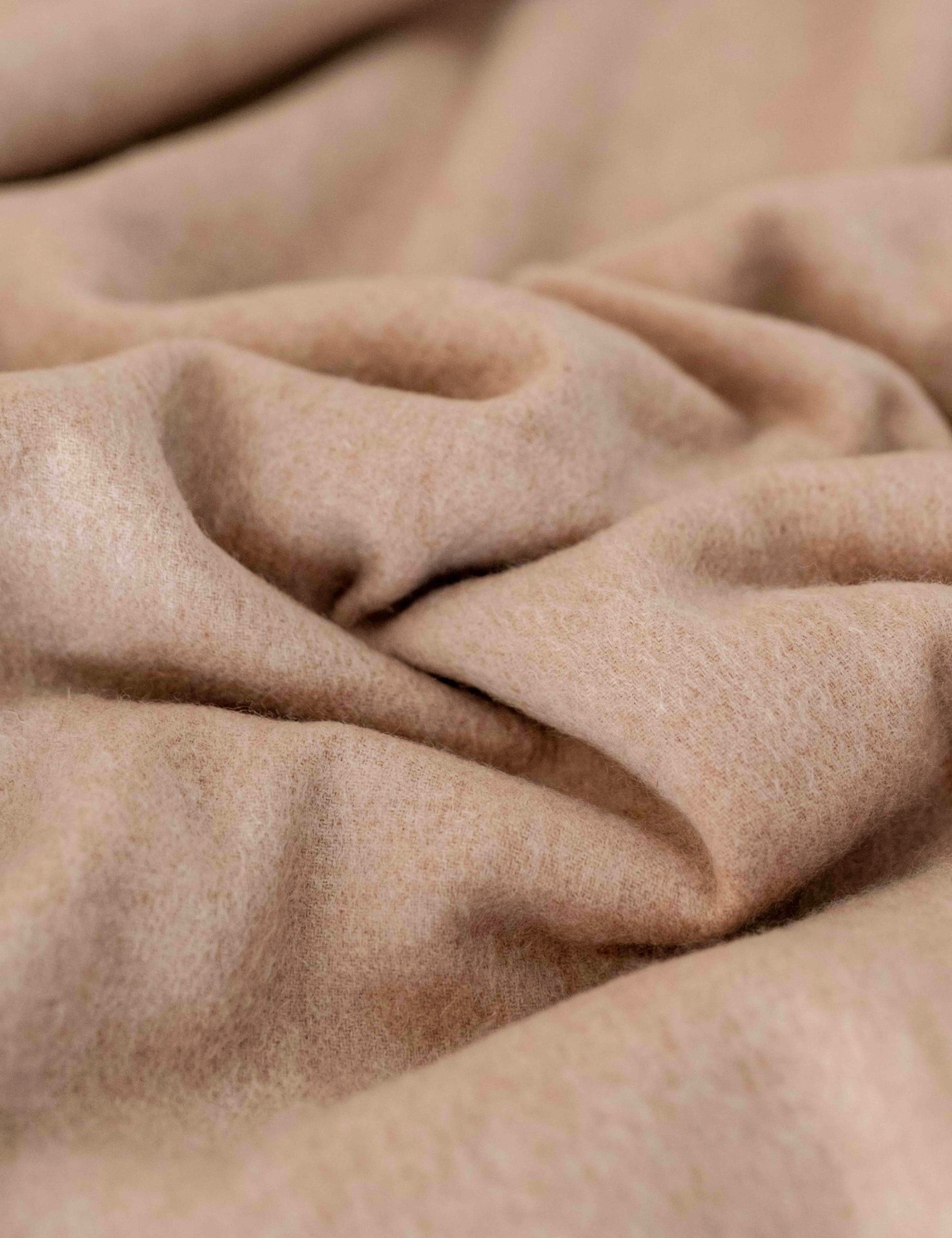 Bello Lambswool Throw | Hypoallergenic, Soft Natural Fiber