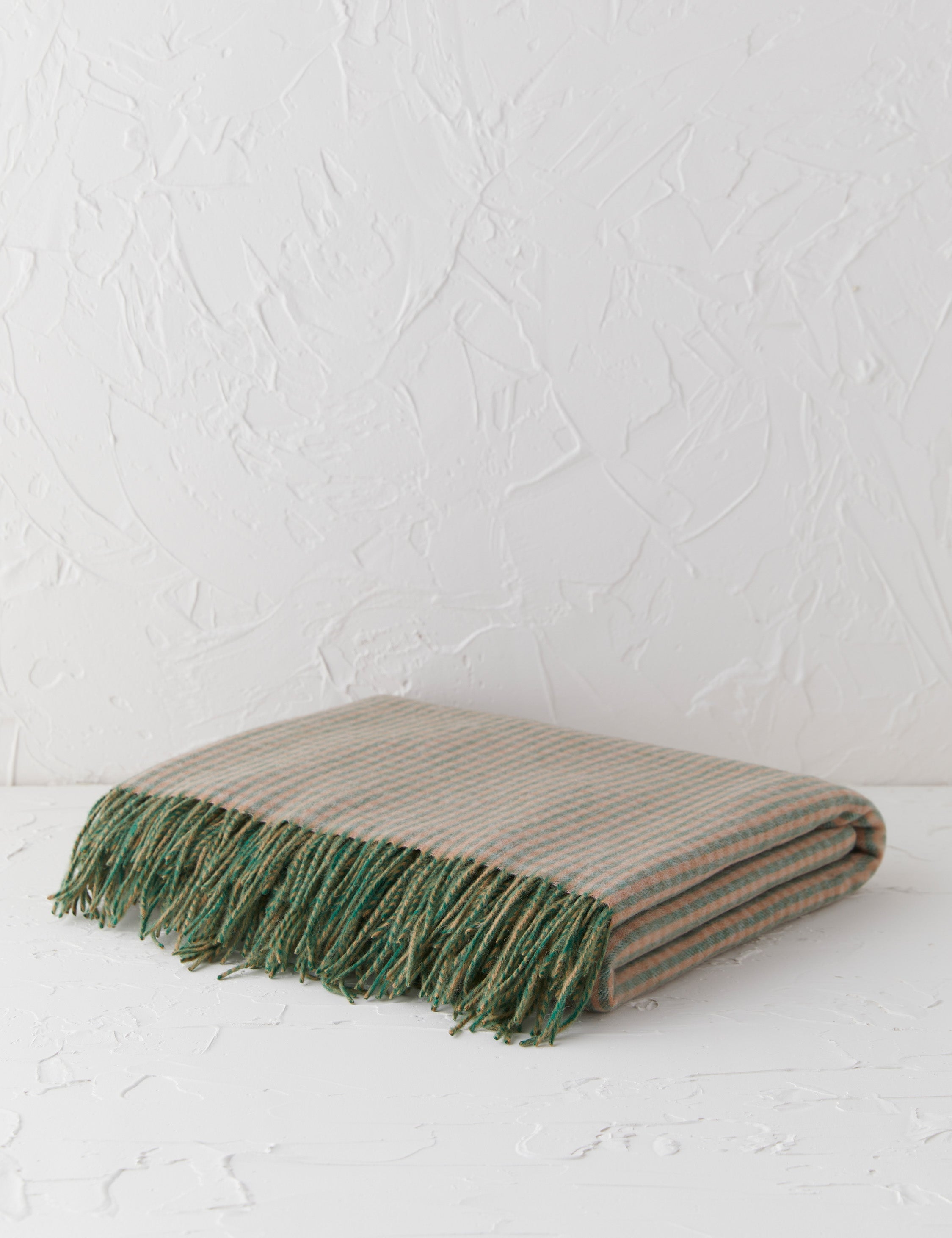 Bello Lambswool Throw | Hypoallergenic, Soft Natural Fiber