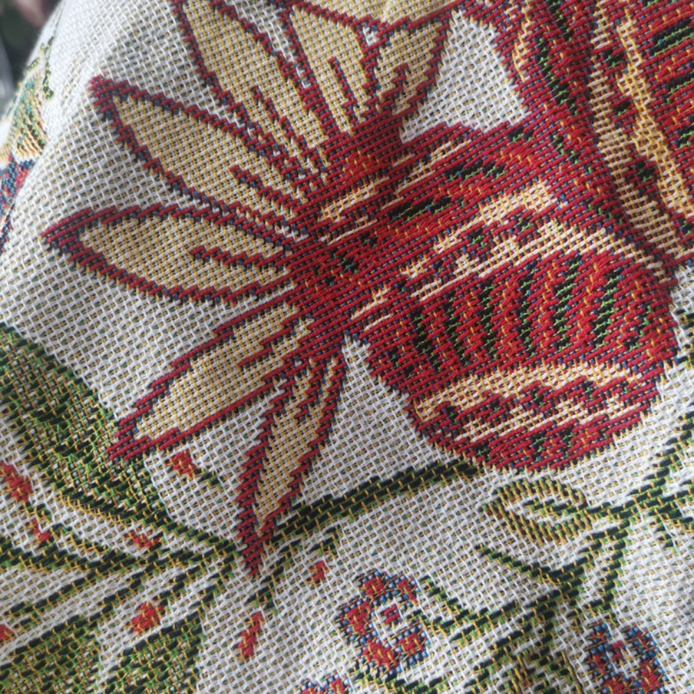 Rural Charm: Sofa Throw with Floral Pattern & Decorative Tassels – for Living Room & Couch