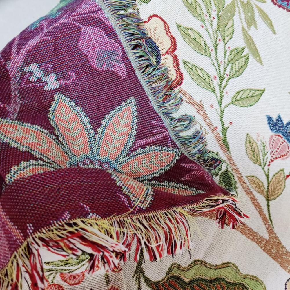 Rural Charm: Sofa Throw with Floral Pattern & Decorative Tassels – for Living Room & Couch