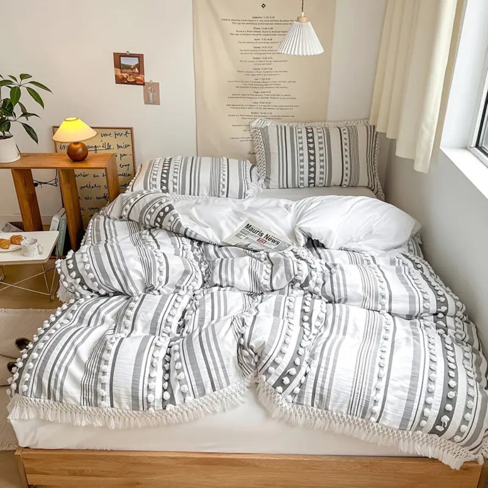 LineaWeich: Modern Duvet Cover Set – Soft, Breathable & Decorative with Stripe Design and Tassels for Bedrooms