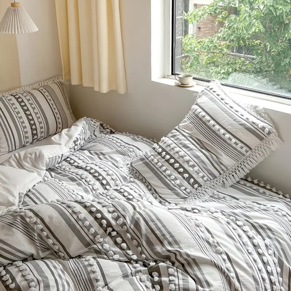 LineaWeich: Modern Duvet Cover Set – Soft, Breathable & Decorative with Stripe Design and Tassels for Bedrooms