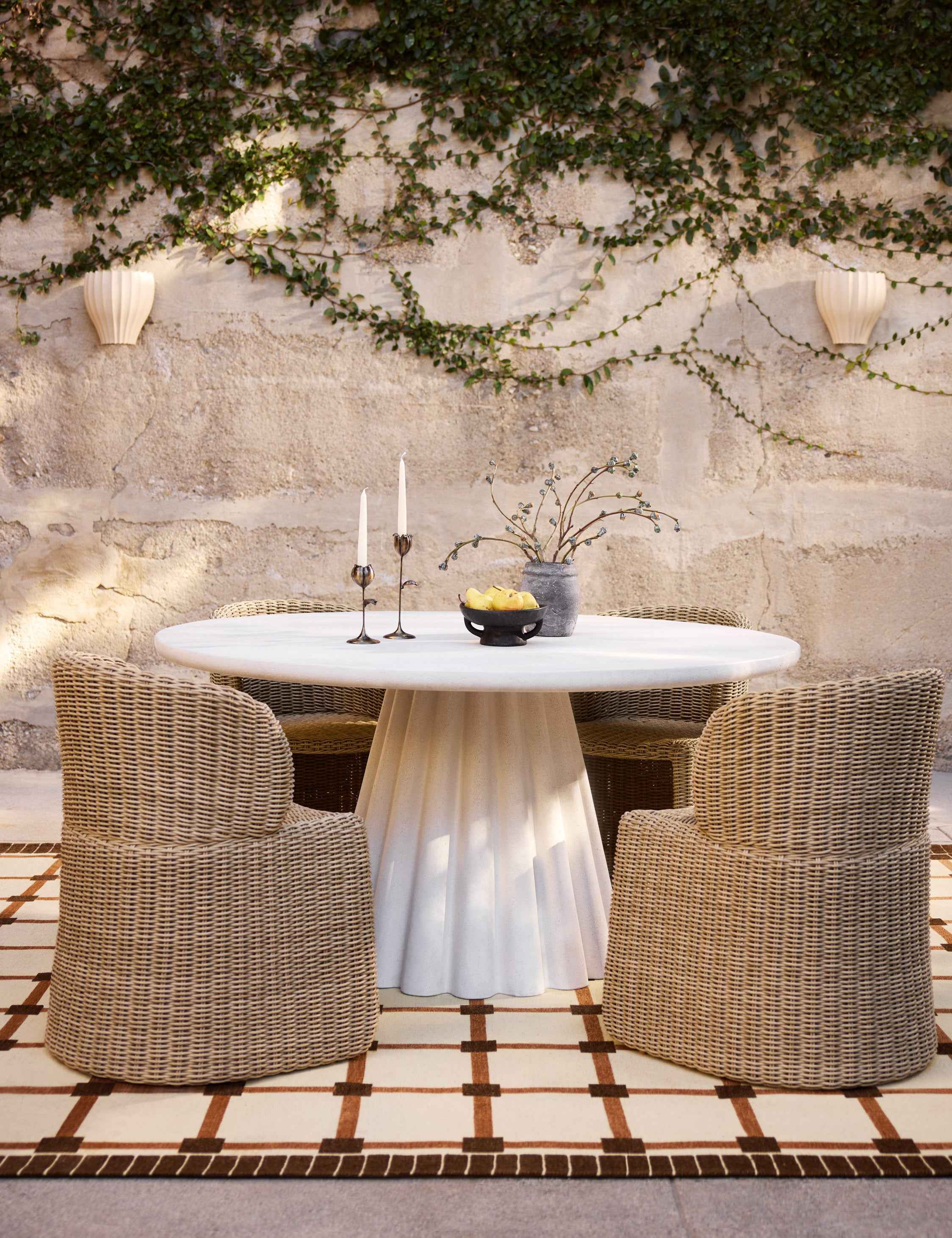 Luno Round Dining Table | Durable Concrete, Fluted Pedestal Base