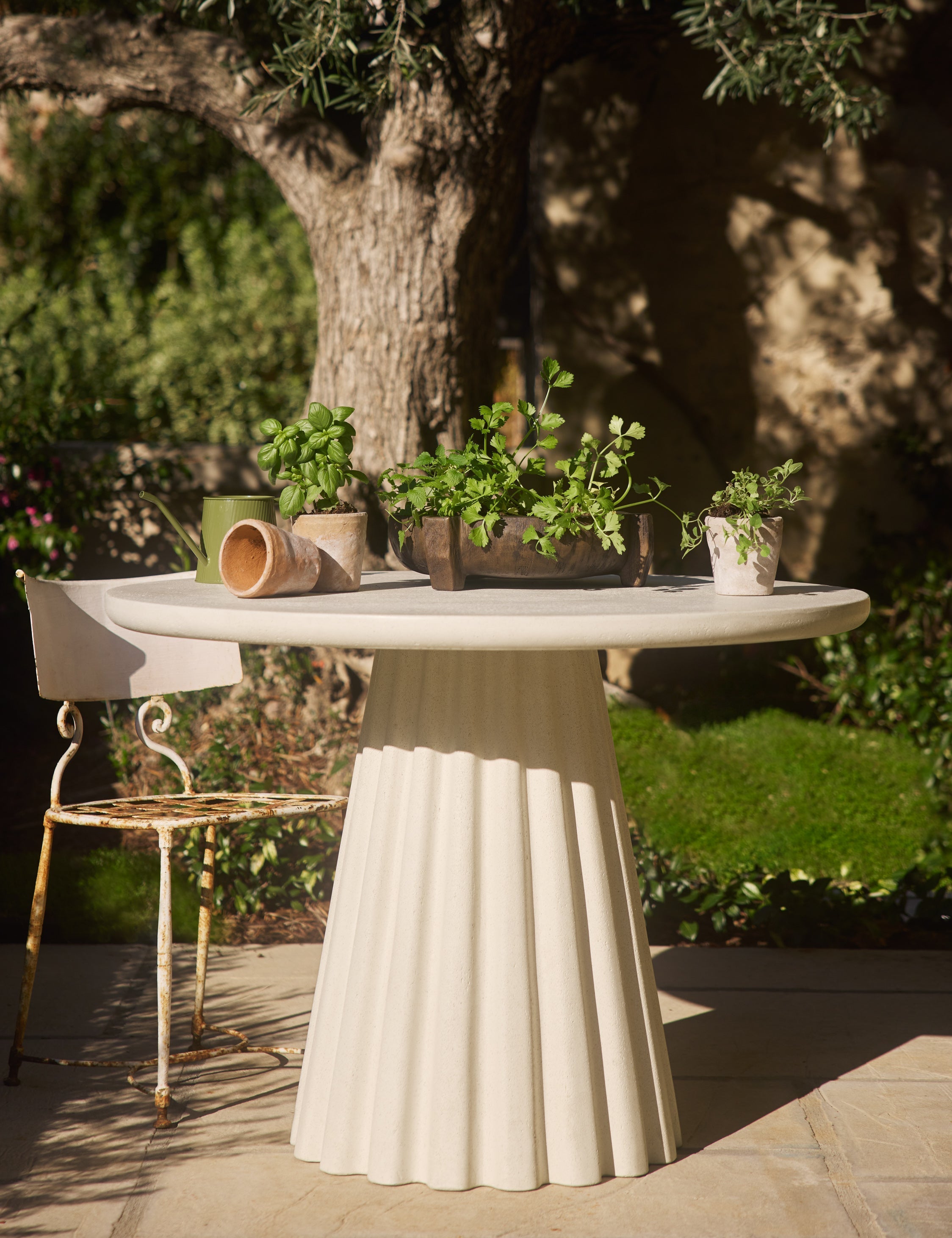 Luno Round Dining Table | Durable Concrete, Fluted Pedestal Base