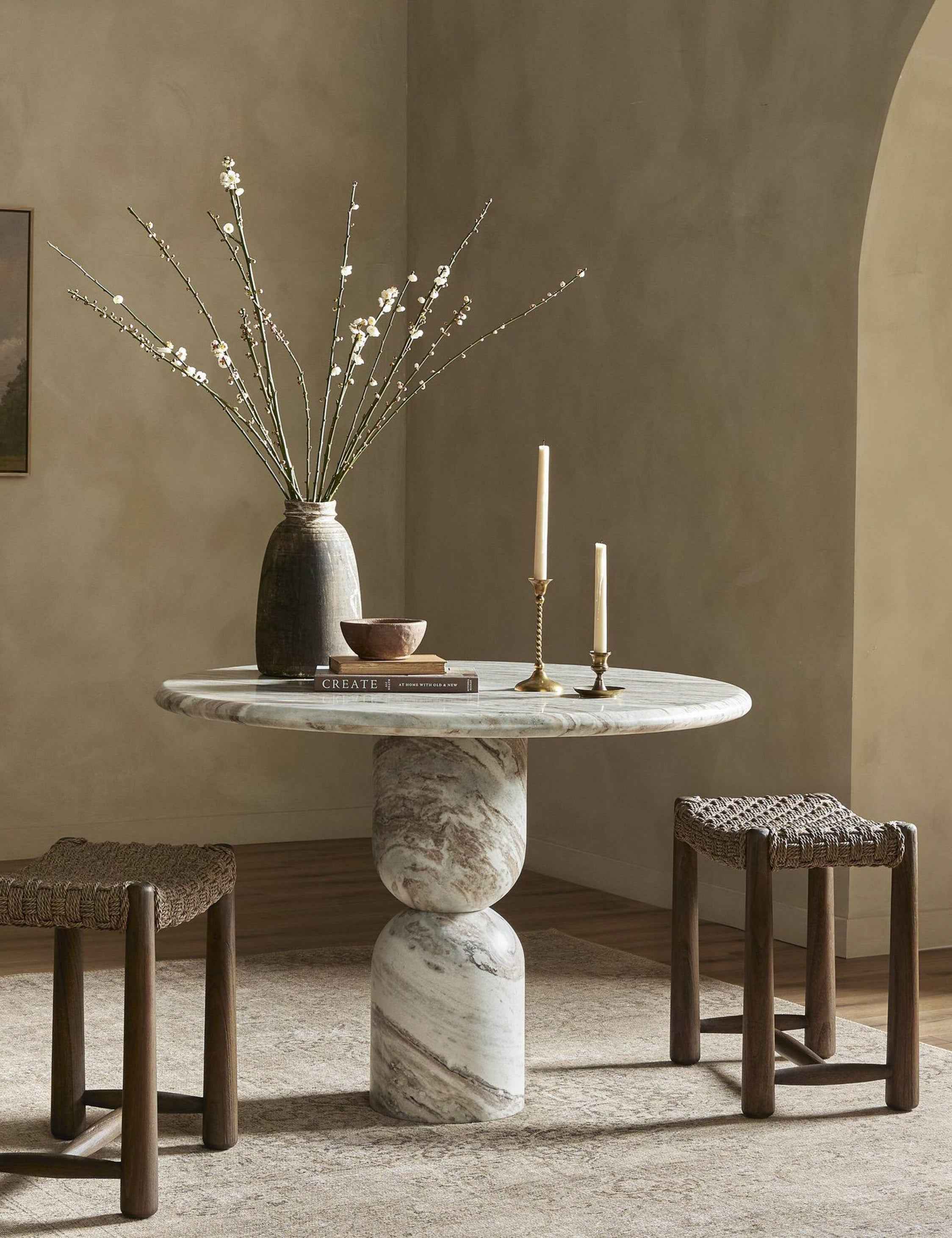Fino Round Dining Table | Sculpted Pedestal, Elegant Curves