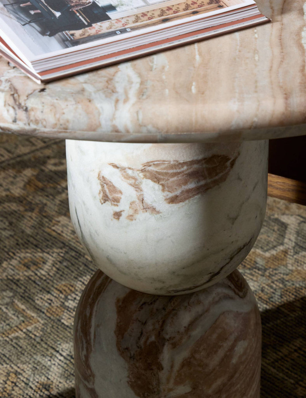 Fino Round Dining Table | Sculpted Pedestal, Elegant Curves