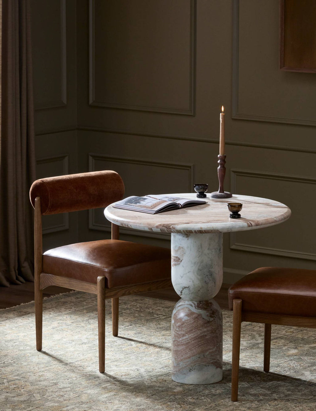 Fino Round Dining Table | Sculpted Pedestal, Elegant Curves