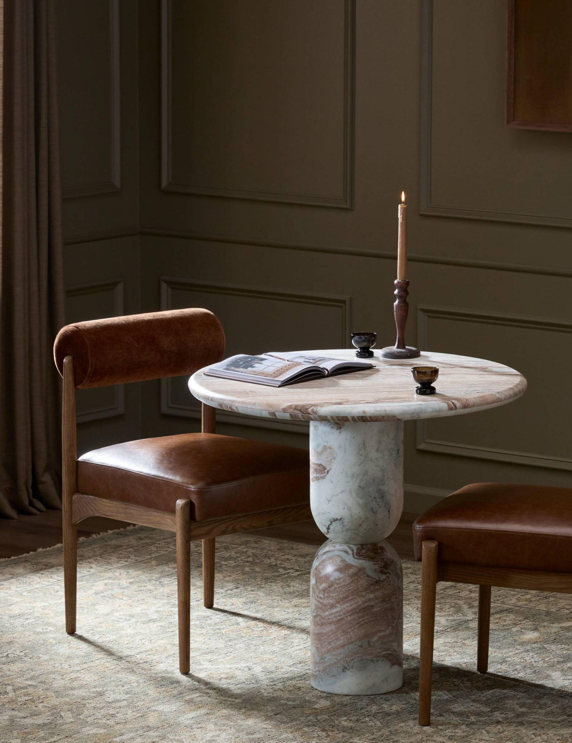 Fino Round Dining Table | Sculpted Pedestal, Elegant Curves