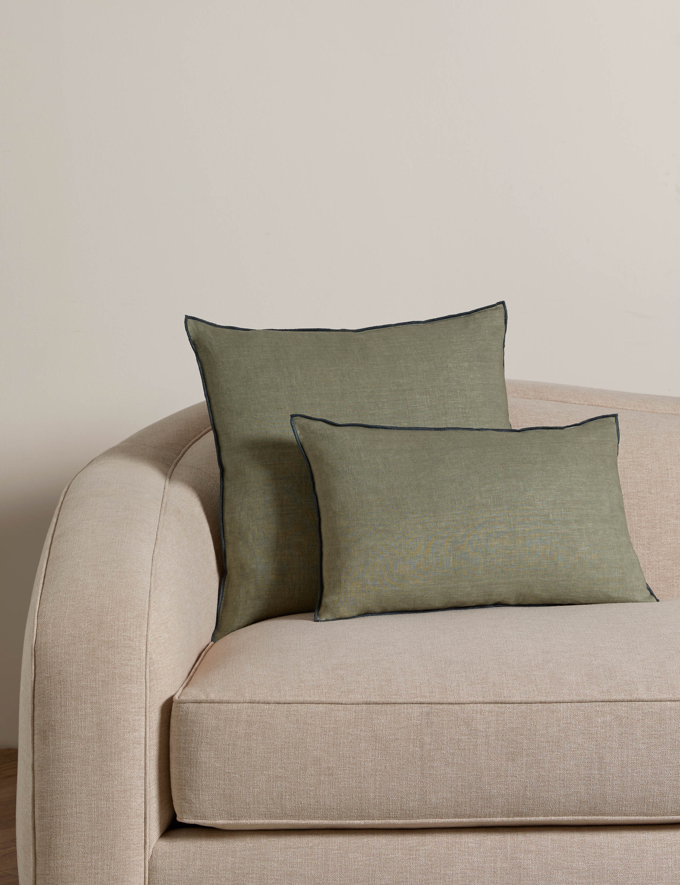 Cleo Linen Pillow | Contrast Piping, Two-Tone Design