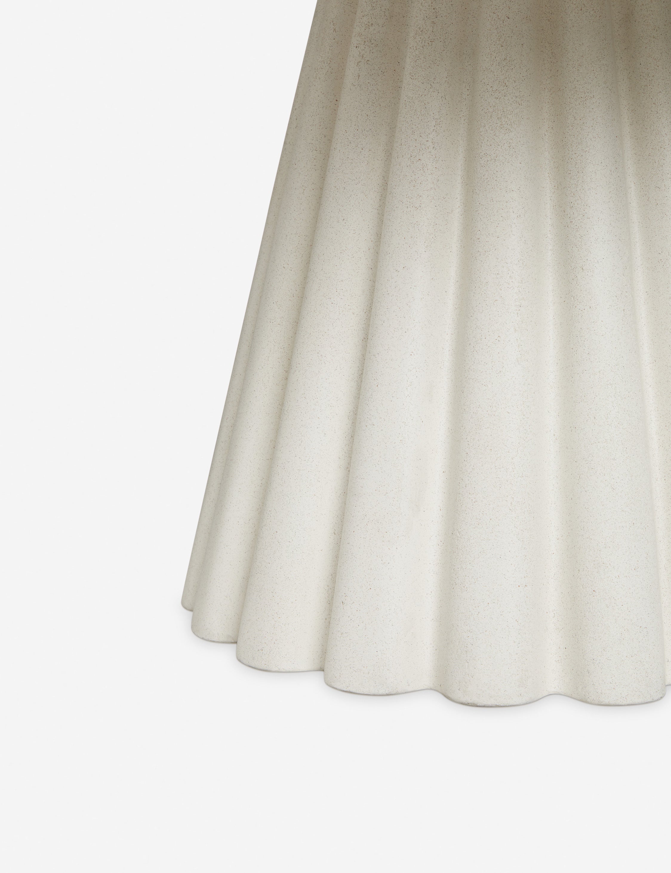 Luno Round Dining Table | Durable Concrete, Fluted Pedestal Base
