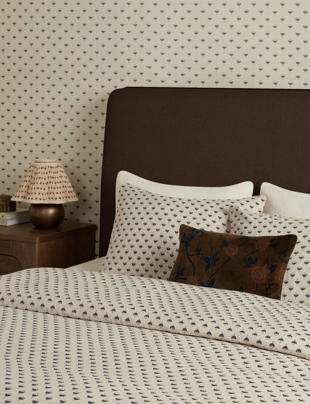 Pivo Grasscloth Wallpaper | Woven Texture, Minimal Floral Motif