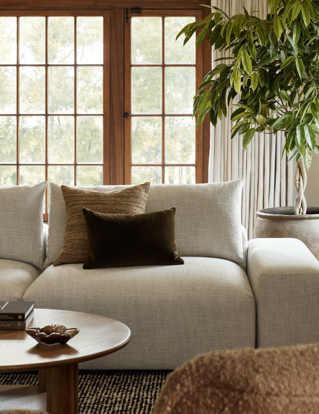 Bela Velvet Pillow | Luxurious Texture, Elegant Finish
