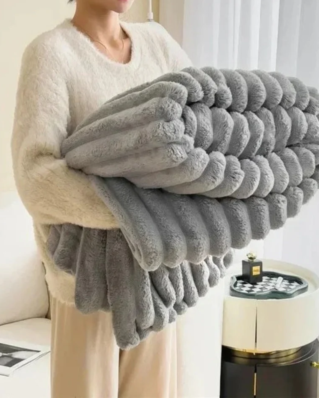 LumaFlaire: Warm Blanket in Elegant Striped Look with Soft Plush Comfort – for Couch & Bedroom